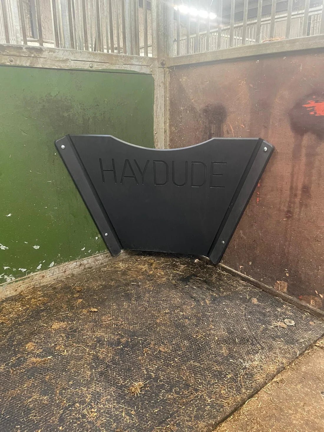 CORNER HAY FEEDER