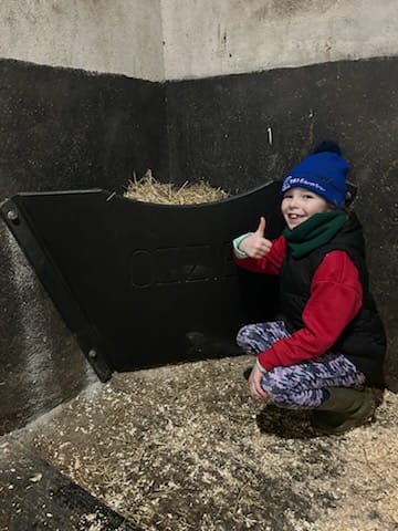 CORNER HAY FEEDER